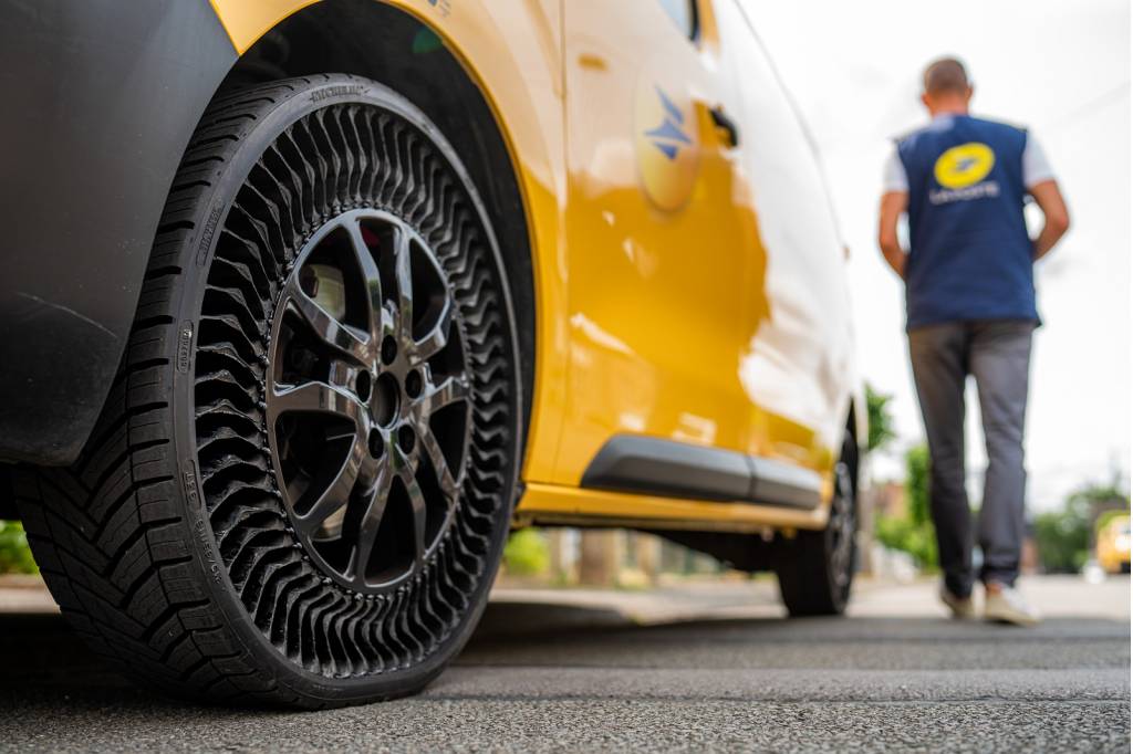 Michelin Uptis airless tire on French postal van